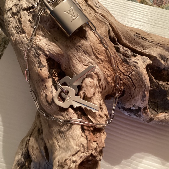 LOUIS VUITTON Silver Lock w/2 Keys with Paperclip Toggle Chain Necklace - Picture 4 of 5